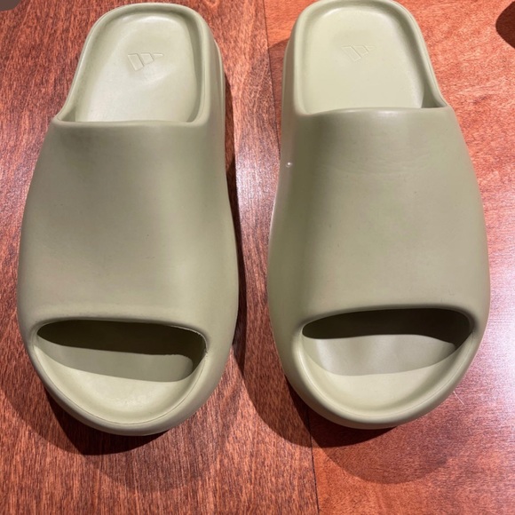 Men size 9 Yeezy Slides - Picture 5 of 13